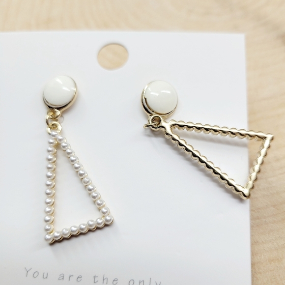 Brand New Gold Tone Triangle Pearls Earrings - Picture 4 of 6